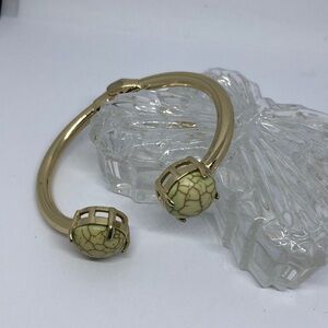 VINTAGE howlite stone look hinge cuff bracelet gold tone